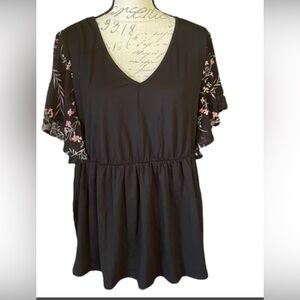 NWT Floral Sleeve Black Top with flutter sleeves size 22/24 🌹🌸🌺 BC bag 01
